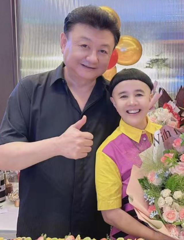58 岁金龟子生日,老公王宁罕见出镜,夫妻穿搭风格看起来像隔辈