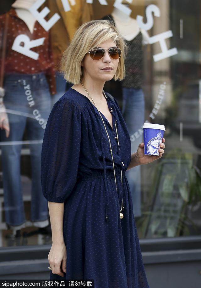 塞尔玛素颜出街 抵挡不住霸气造型!