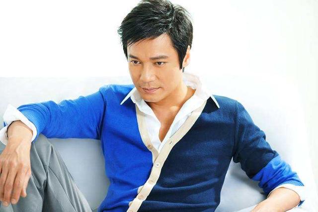 视帝罗嘉良罕见晒近况！59岁老态尽显，皮肤松弛，大理避暑心情好