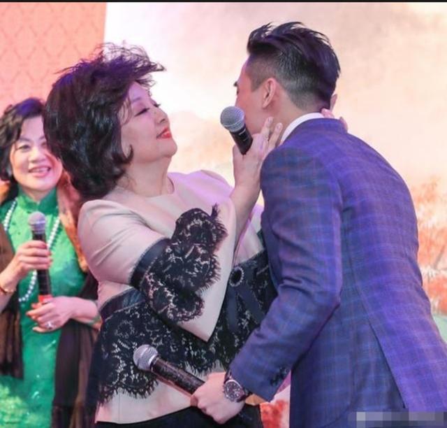 71岁徐小凤现身，戴口罩与好友聚餐，十分开心