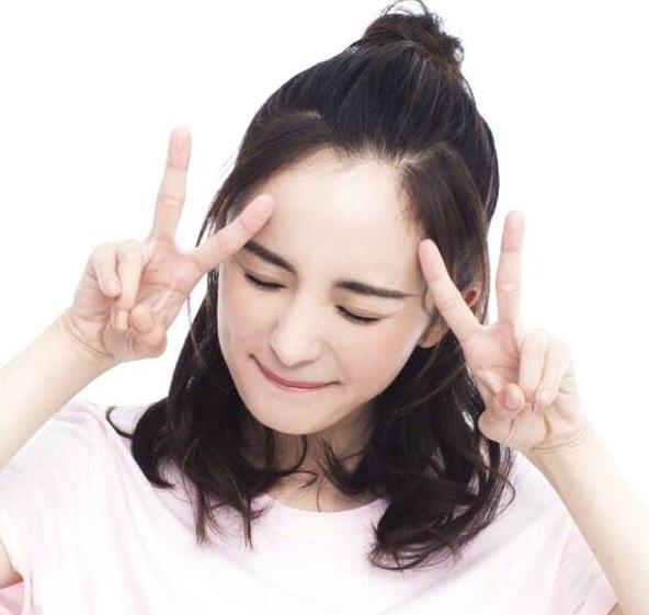 杨幂全脸被糊蛋糕，无奈洗脸卸妆，素颜曝光：这是33岁的脸？