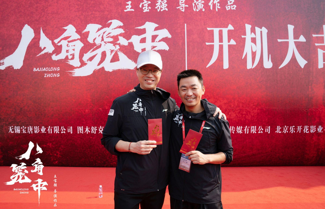 40岁王宝强罕晒近况，凉亭内吃盒饭姿势霸气，满面愁容大口啃馒头