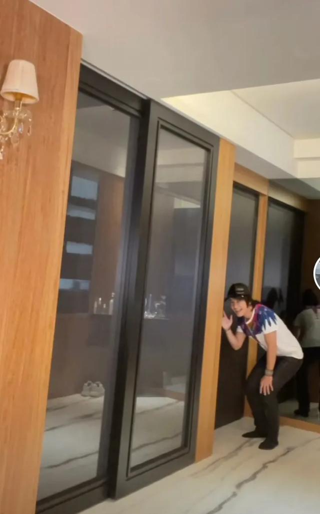 54岁情歌王子邰正宵复出,商演唱成名曲跑调,拍诡异视频吓网友