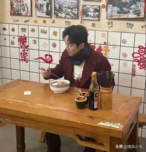 何炅孩子(50岁何炅长沙独自一人吃饭，身穿喜庆红大衣，无妻无子也幸福)