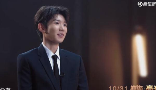 王源顺利考到驾照,开心得意开车转悠