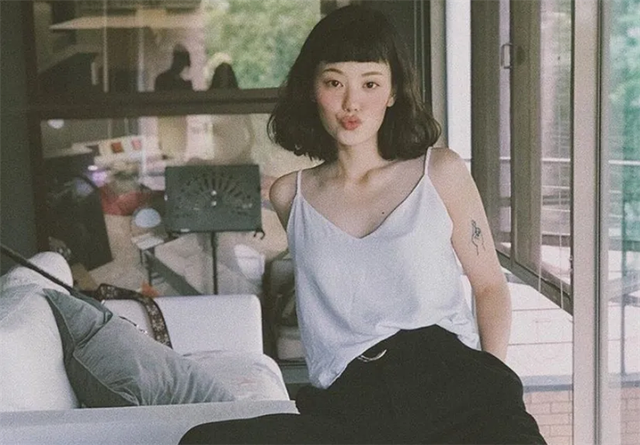 为什么维密超模都是平胸?看完今年的潮流穿搭,大胸妹子表示想哭