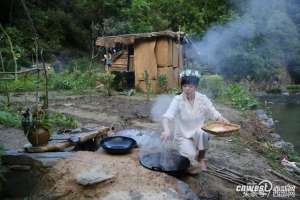 美女户外直播(石泉90后女孩山里搭草窝 穿古装直播做美食月入2万)