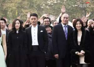 贾梓洺(邵兵跨界导演为何如此温情？《一起长大》如何传达最深的体验？)