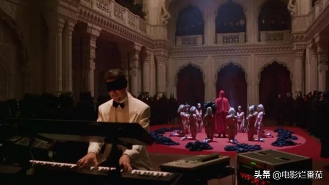 《大开眼戒》：阿汤夫妇在电影公映后离婚，导演在公映前突然死亡