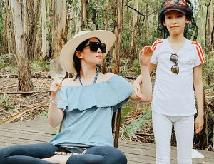 刘亦菲罕见晒出全家福，60岁的天仙妈妈刘晓莉美呆了！