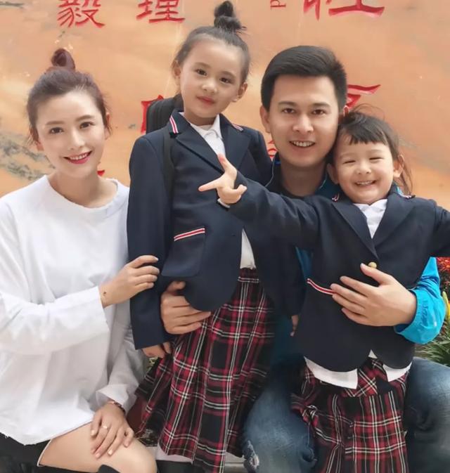 湖南“省脸”魏哲浩为长女庆生，46岁白发抢镜，14岁彤彤身高173