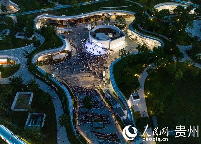 贵阳路边音乐会照亮夏日夜空