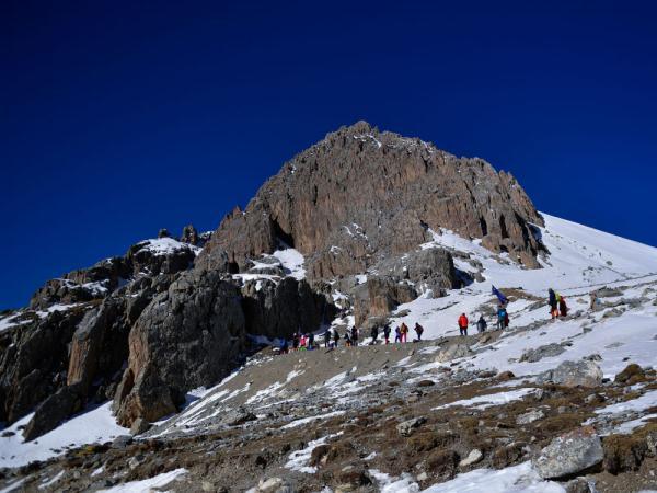 青海岗什卡：五百余人登雪峰拥抱2020