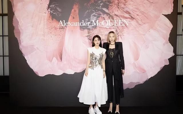 苏永康的二婚妻子原来是她？五官普通但长相大气，穿西装优雅高贵