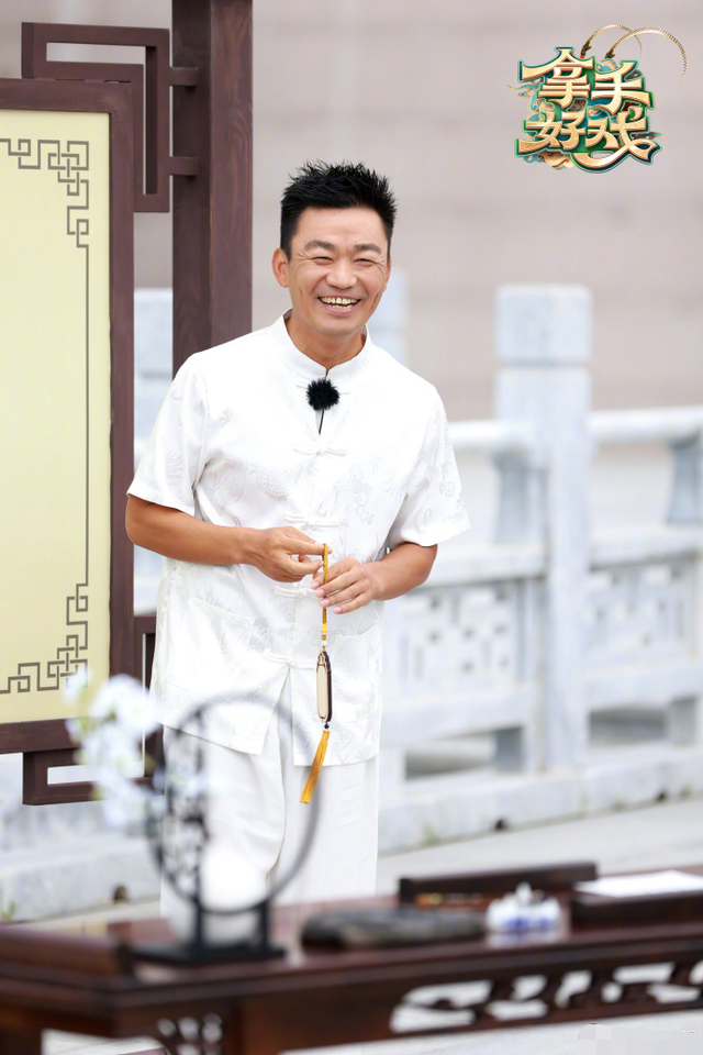 40岁王宝强罕晒近况，凉亭内吃盒饭姿势霸气，满面愁容大口啃馒头