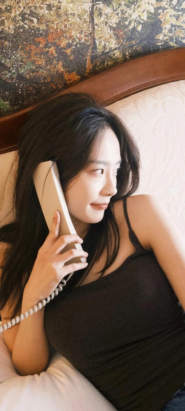 卢洋洋:颜值爆表,笑靥倾城,身材勾勒梦幻轮廓,解锁魅力新维度