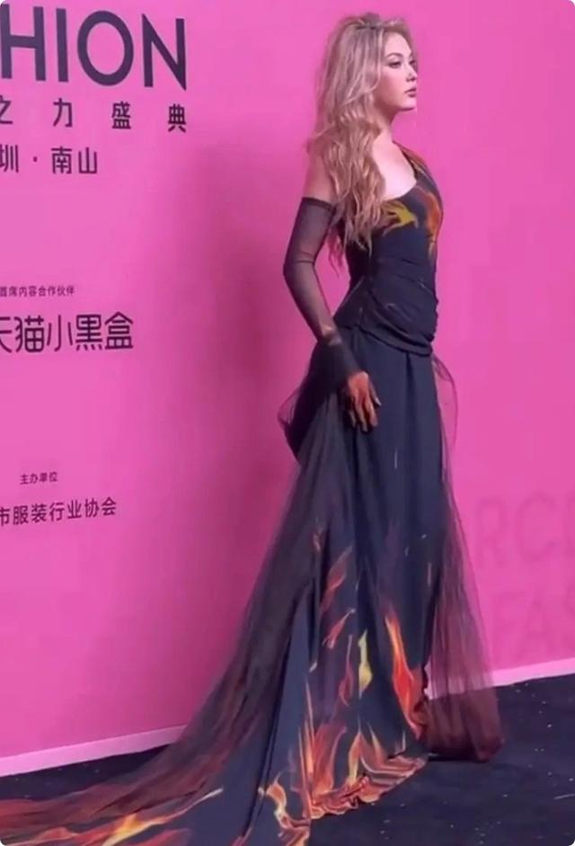 1米78奚梦瑶走秀，跟1米73何猷君同框，把人情世故体现得淋漓尽致