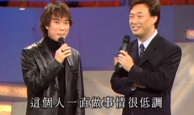 54岁情歌王子邰正宵复出,商演唱成名曲跑调,拍诡异视频吓网友