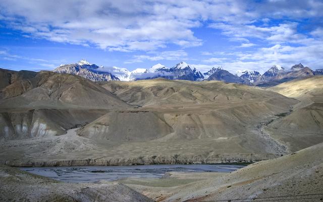 不毛地带的绿洲，茶马古道止于此，与印度、尼泊尔为邻，边贸繁荣