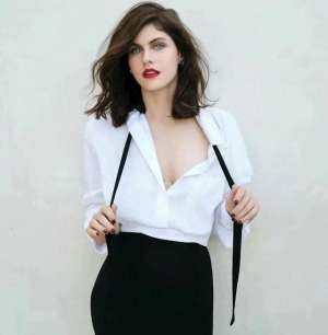 亚历珊德拉达达里奥(好莱坞第一美胸为艺术献身的女星亚历珊德拉·达达里奥)