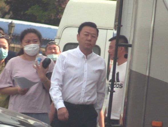 郭涛打女人风波后首现身，对女助理颐指气使，再显大男子主义本色