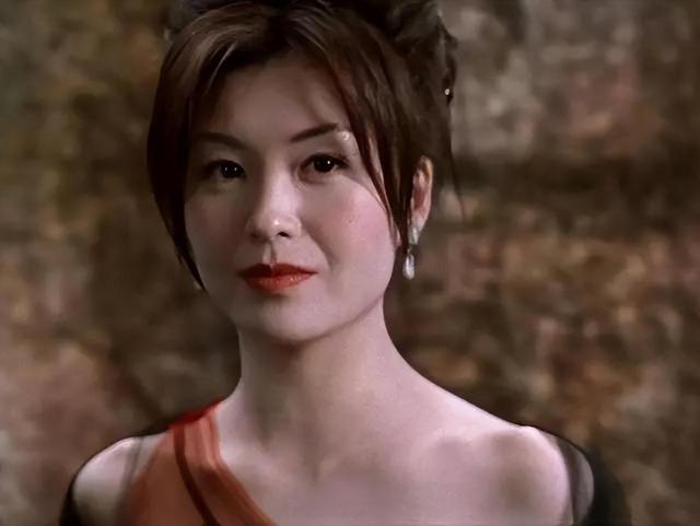 1990年，21岁伍咏薇嫁给52岁富豪翁江培，13天后丈夫离开人世