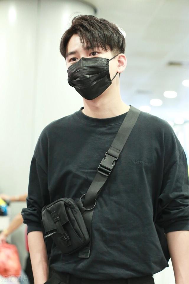 熊梓淇一袭黑色现身机场,面带口罩也遮不住发福的脸,胖了也帅气