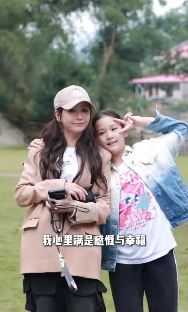 湖南“省脸”魏哲浩为长女庆生，46岁白发抢镜，14岁彤彤身高173