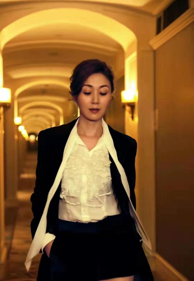 51岁亚视花旦万绮雯再扮蓝凤萍，身材纤细，如今转行开民宿生意好