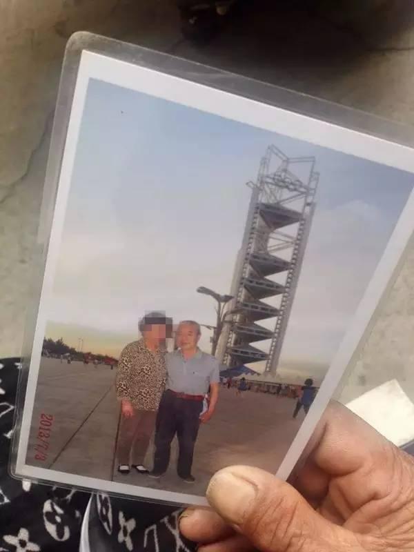 老人十几万存款被儿媳卷走 腿上生疮无人照看生活不如牲口