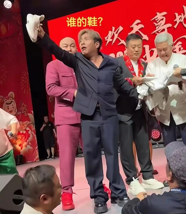 赵本山新加坡演出!40年旧衣一穿,台下观众破防:这才是真艺术家