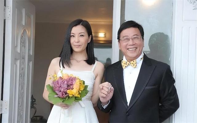 1990年，21岁伍咏薇嫁给52岁富豪翁江培，13天后丈夫离开人世