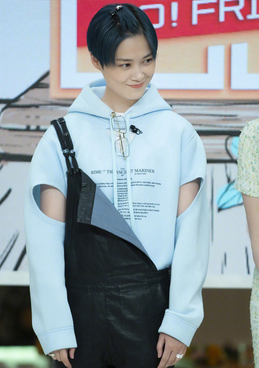 李宇春把刘海扎成辫子,看着可爱了不少,春天留这款发型很舒爽!