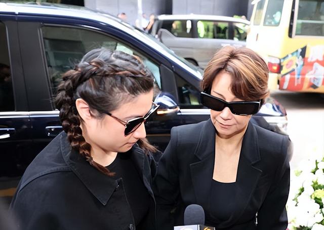 甄妮现身悲痛送别李玟,36岁女儿罕露面,五官精致太像生父傅声