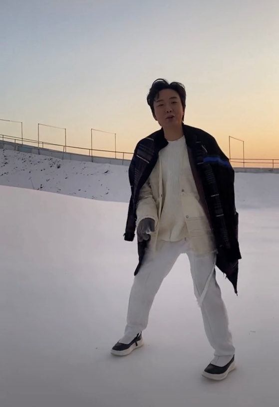 李玉刚回村放飞自我,雪地打滚撒欢好自在,摔倒也不在意路人眼光