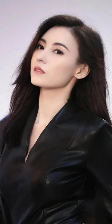 张柏芝母亲戴莎莉，年少怀孕，有过四段婚姻，曾经拍过三级片