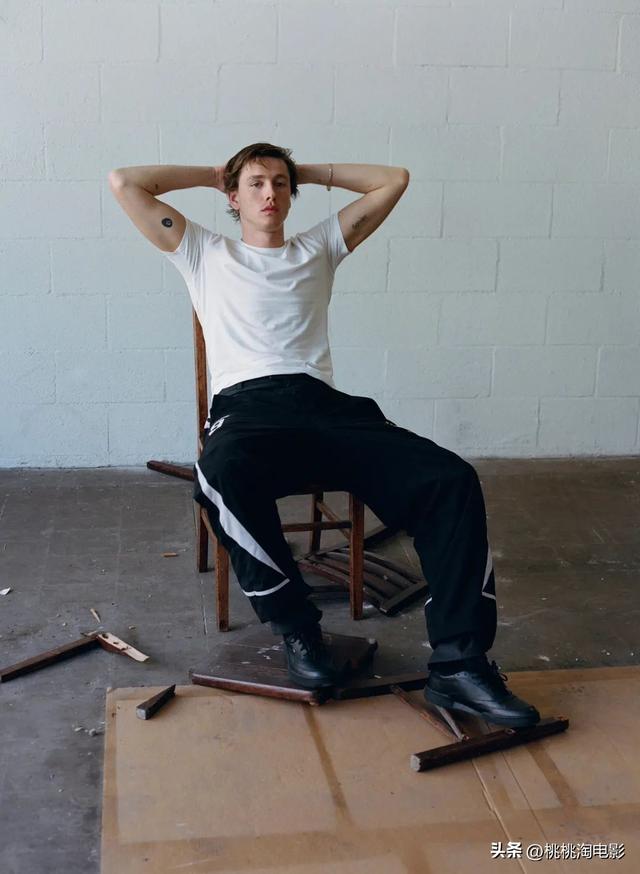 95后英伦男星哈里斯·迪金森杂志大片，忧郁文艺气质星途坦荡