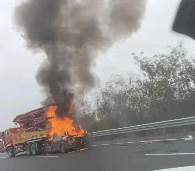 突发！成都天府机场高速惨烈车祸，小车追尾泵车起火，惊心动魄