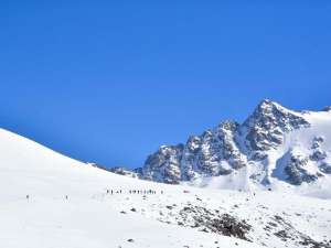 岗什卡(青海岗什卡：五百余人登雪峰拥抱2020)