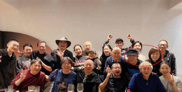 黄渤老婆近照罕曝光！被带着参加京城聚会笑容灿烂，力破不和传言
