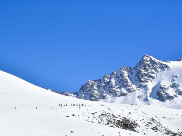 青海岗什卡：五百余人登雪峰拥抱2020