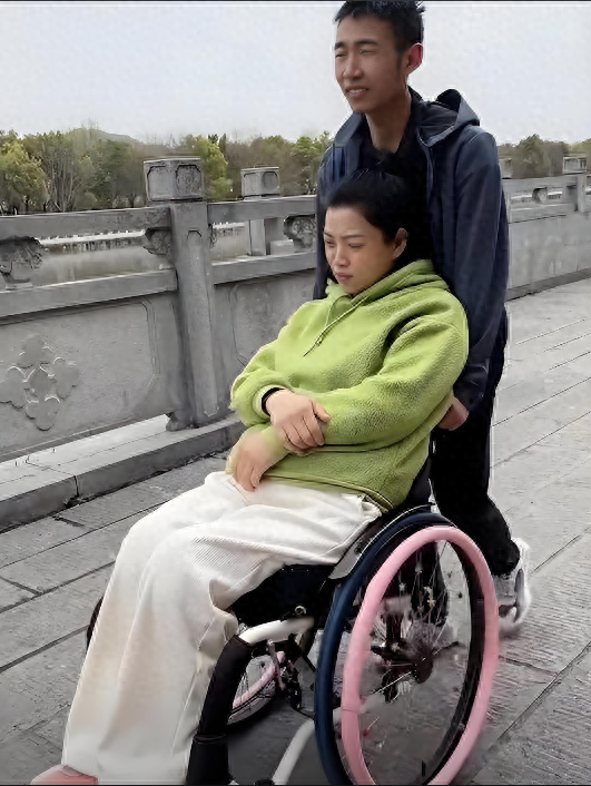 43岁的光棍老彭娶了一个41岁的瘫痪女人为妻。