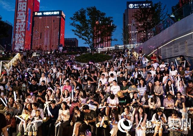 贵阳路边音乐会照亮夏日夜空