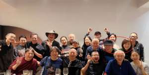 黄渤媳妇(黄渤老婆近照罕曝光被带着参加京城聚会笑容灿烂，力破不和传言)