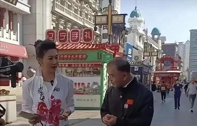 王冠夫妇甜蜜亮相首次公开合影，早前已透露与小尼的深厚情谊