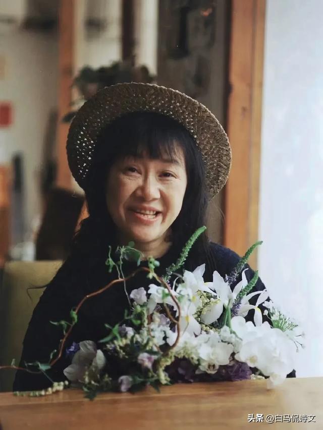 余秀华佳作《在田野上打柴火》：人间情事一丢，就有了清澈的骨骼