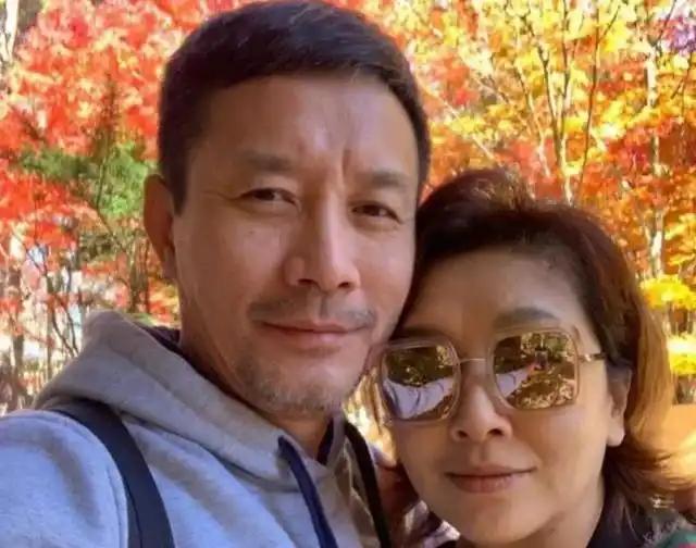 56岁江珊素颜逛街，田小洁陪伴，购物袋背后是岁月沉淀的幸福与爱