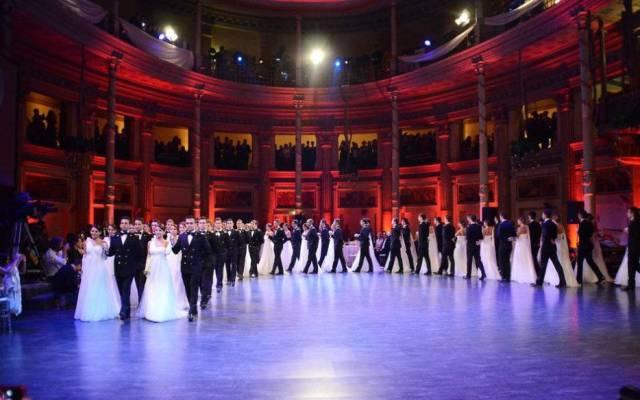 据说这就是上流社会的舞会，全程跪着看完！