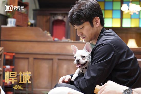 《悍城》变真人版“吃鸡”,没血了?喝功能饮料鸭哈哈哈