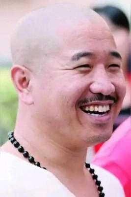 王小利(王小利：从二人转圈一路冲到荧幕，他的成名秘籍究竟是什么？)